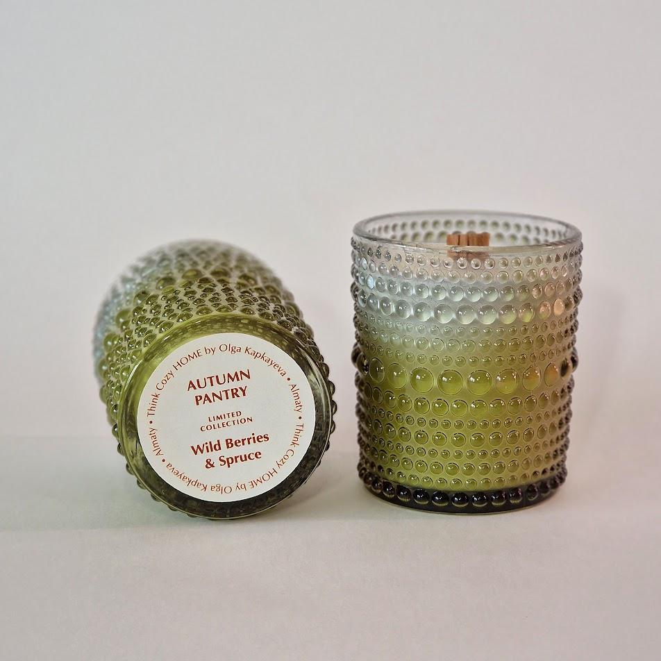 Аромасвеча Autumn Pantry "Wild Berries & Spruce"